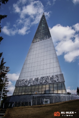 Памятный знак, посвящённый Первооткрывателям земли Югорской (Ханты-Мансийск)