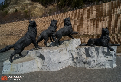 Скульптурная группа «Волки» (Ханты-Мансийск)